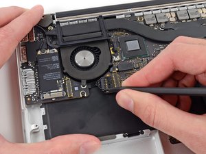 Langkah 1 — Lepaskan Konektor I/O Board