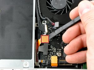 Langkah 3 — Lepaskan Kabel Optical Drive