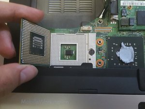 Langkah 4 — Pasang CPU dengan Benar