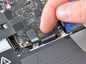 Langkah 4 — Mengangkat Kabel Keyboard