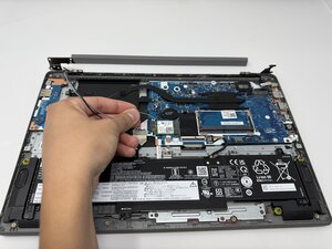 Langkah 2 — Melepas Sekrup Hinge dan Kabel Wi-Fi