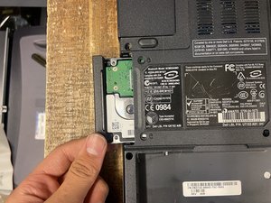 Langkah 2 — Langkah 2: Melepas Hard Drive