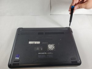 Langkah 1 — Membuka Casing Belakang Laptop