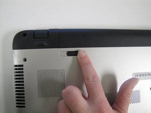 Langkah 2 — Lepaskan Baterai dan Akses Keyboard