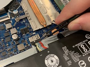 Langkah 5 — Lepaskan Kabel dengan Pinset