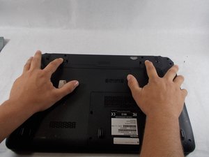 Langkah 2 — Buka Kunci dan Lepaskan Screws