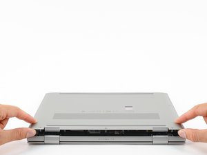 Langkah 4 — Angkat tutup belakang laptop