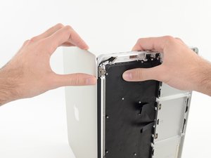 Langkah 6 — Melepas Display Assembly