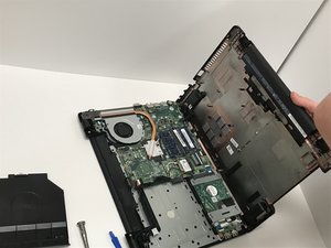 Langkah 3 — Buka Casing Laptop