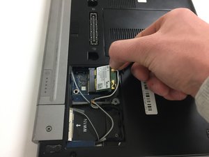 Langkah 2 — Mengangkat MiniCard dari Slotnya