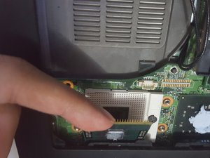 Langkah 4 — Pasang CPU dengan Benar