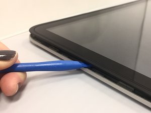 Langkah 2 — Membuka Casing Layar