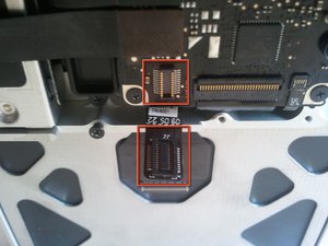 Langkah 6 — Melepas Kabel Trackpad