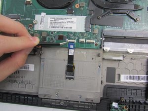 Langkah 7 — Lepaskan Konektor Touchpad