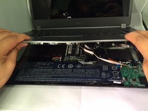 Langkah 3 — Mengangkat Keyboard dan Mengakses Komponen Dalam