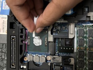 Langkah 4 — Membersihkan Thermal Paste Lama