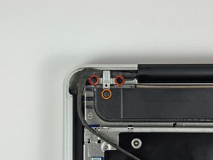 Langkah 4 — Lepaskan Sekrup Kabel Kamera dan Speaker