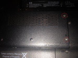 Langkah 3 — Lepaskan Sekrup Tutup Hard Drive