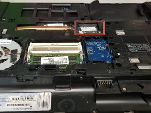 Langkah 4 — Lepaskan Konektor WiFi