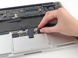 Langkah 4 — Lepas Bracket Trackpad