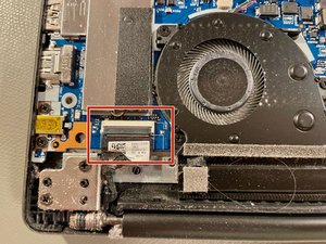 Langkah 4 — Menghubungkan Kabel Layar dan Mainboard