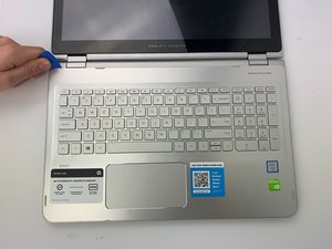 Langkah 2 — Lepaskan Keyboard dan Kabel
