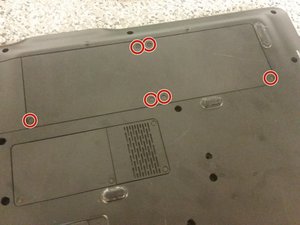 Langkah 3 — Mengeluarkan Hard Drive