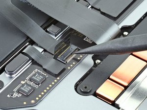 Langkah 6 — Lepaskan Pengunci Kabel Trackpad