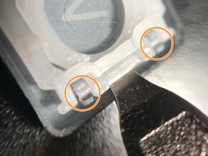 Langkah 4 — Lepaskan Lever Arm dan Bersihkan Area Keyboard