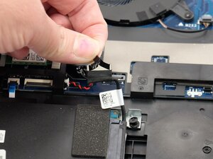 Langkah 3 — Lepas Kabel Hard Drive