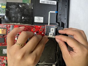 Langkah 3 — Mengeluarkan Motherboard