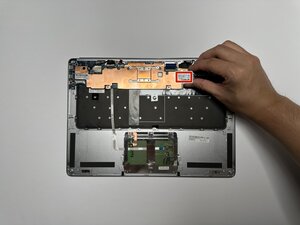 Langkah 5 — Angkat Mainboard