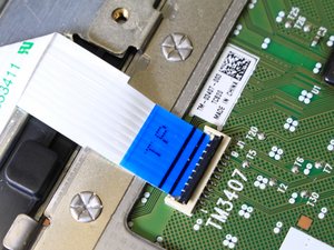 Langkah 6 — Lepaskan Kabel Trackpad