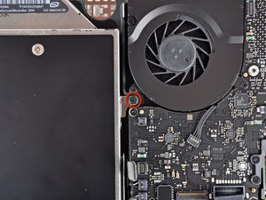 Langkah 7 — Menghilangkan Screws Bracket Optical Drive