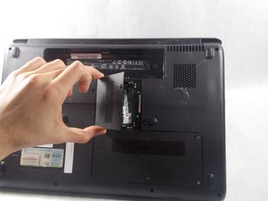 Langkah 3 — Mengeluarkan Modul RAM