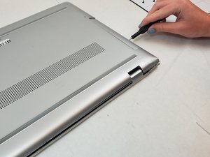 Langkah 2 — Lepaskan Penutup Pembaca Disk