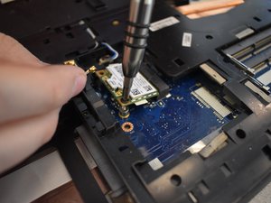 Langkah 8 — Melepas Sekrup Keyboard