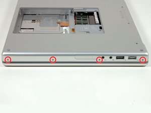 Langkah 5 — Menghapus Sekrup di Sisi Laptop