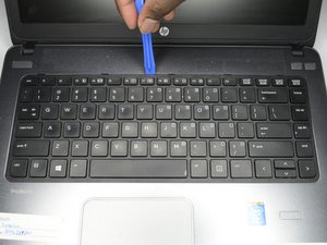 Langkah 4 — Gunakan Alat Spesifik untuk Melepas Keyboard