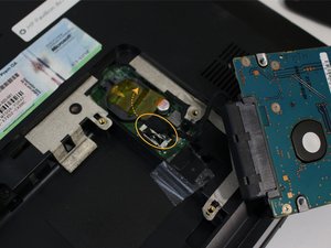 Langkah 4 — Menghubungkan dan Mengganti Kabel Hard Drive