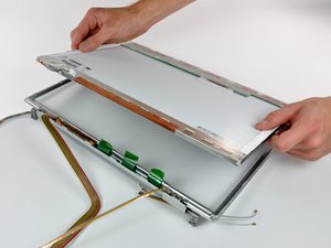 Langkah 10 — Mengangkat LCD dari Bezel