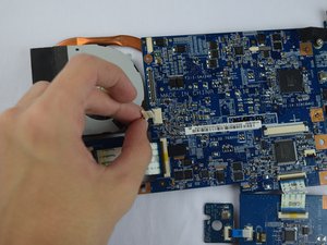 Langkah 8 — Lepas Kabel CPU