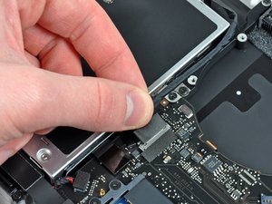 Langkah 6 — Mengangkat Kabel Optical Drive