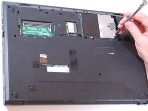 Langkah 3 — Mengeluarkan Hard Drive