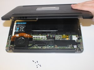 Langkah 1 — Membuka Tutup Belakang Laptop