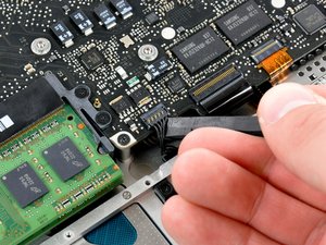 Langkah 10 — Mengangkat Kabel Indikator Baterai