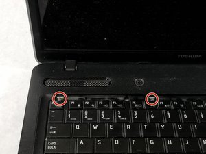 Langkah 3 — Melepas Kabel Keyboard dan Mengganti Keyboard