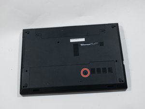 Langkah 1 — Balikkan Laptop dan Buka Panel Bawah