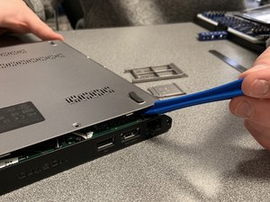 Langkah 3 — Buka Casing Laptop