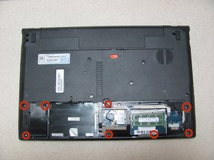 Langkah 3 — Mengangkat Panel Bawah Keyboard